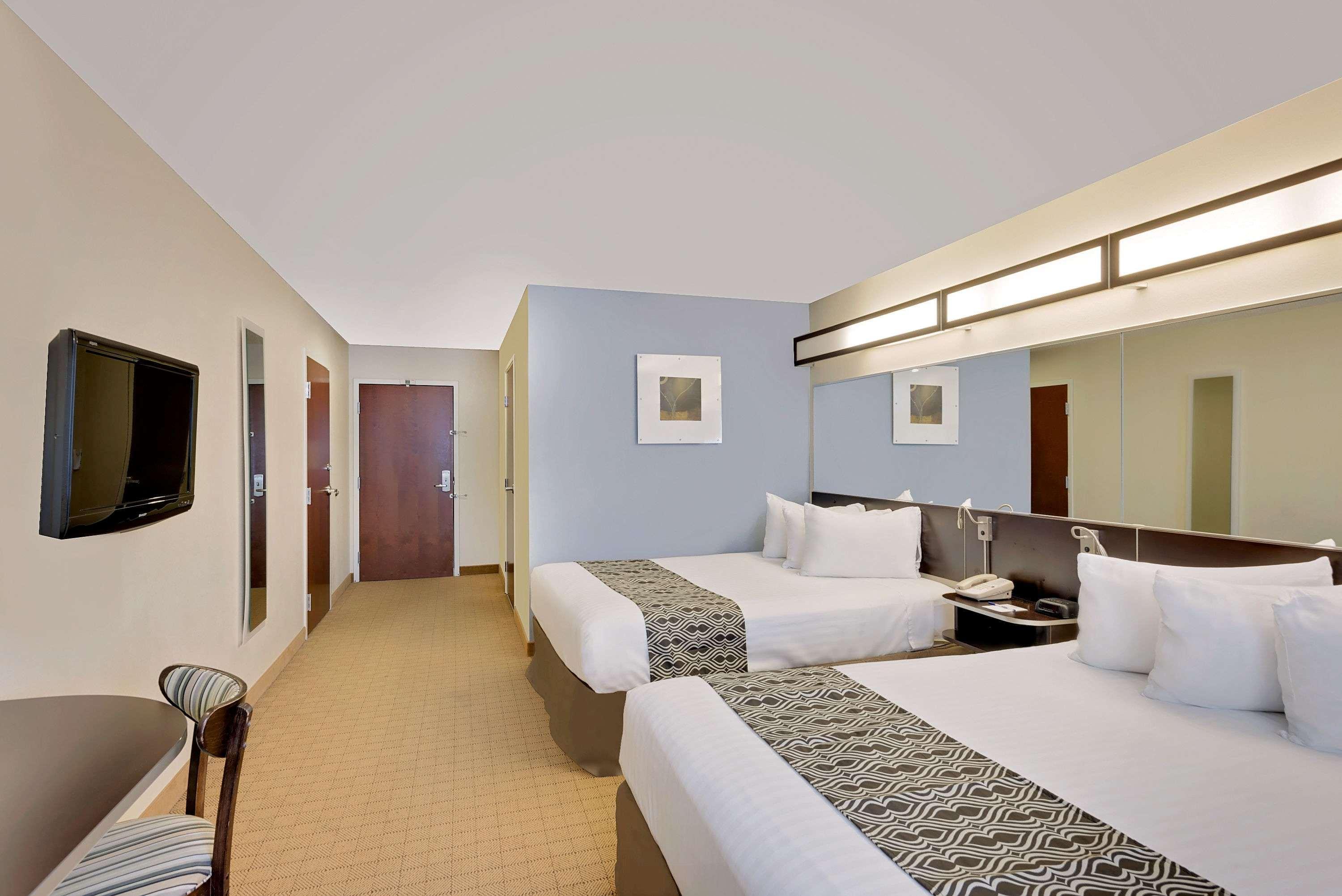Hotel Microtel And By Wyndham -